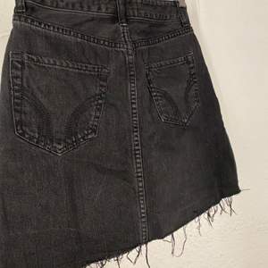 ”Ultra hugh-rise skirt”. 100% bomull. Dark wash, grå/svart. 