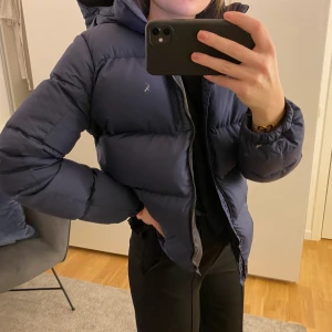 Pufferjacket Ralph lauren - Säljer min super fina och varma puffer jacket i dun från Ralph lauren som är använd ganska mycket. Loggan är lite sliten och den fäller lite dunfjädrar då och då men överlag är den verkligen super skön och varm och fin. Kom med ett rimligt pris, om fler vill köpa blir det budgivning