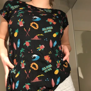 PULL&BEAR t-shirt L - Tröjan passar nog alla storlekar (jag är en S) jätte härlig att ha på sig på sommaren, har haft på mig den 1-2 gånger men jag passade inte i den, nyskick.