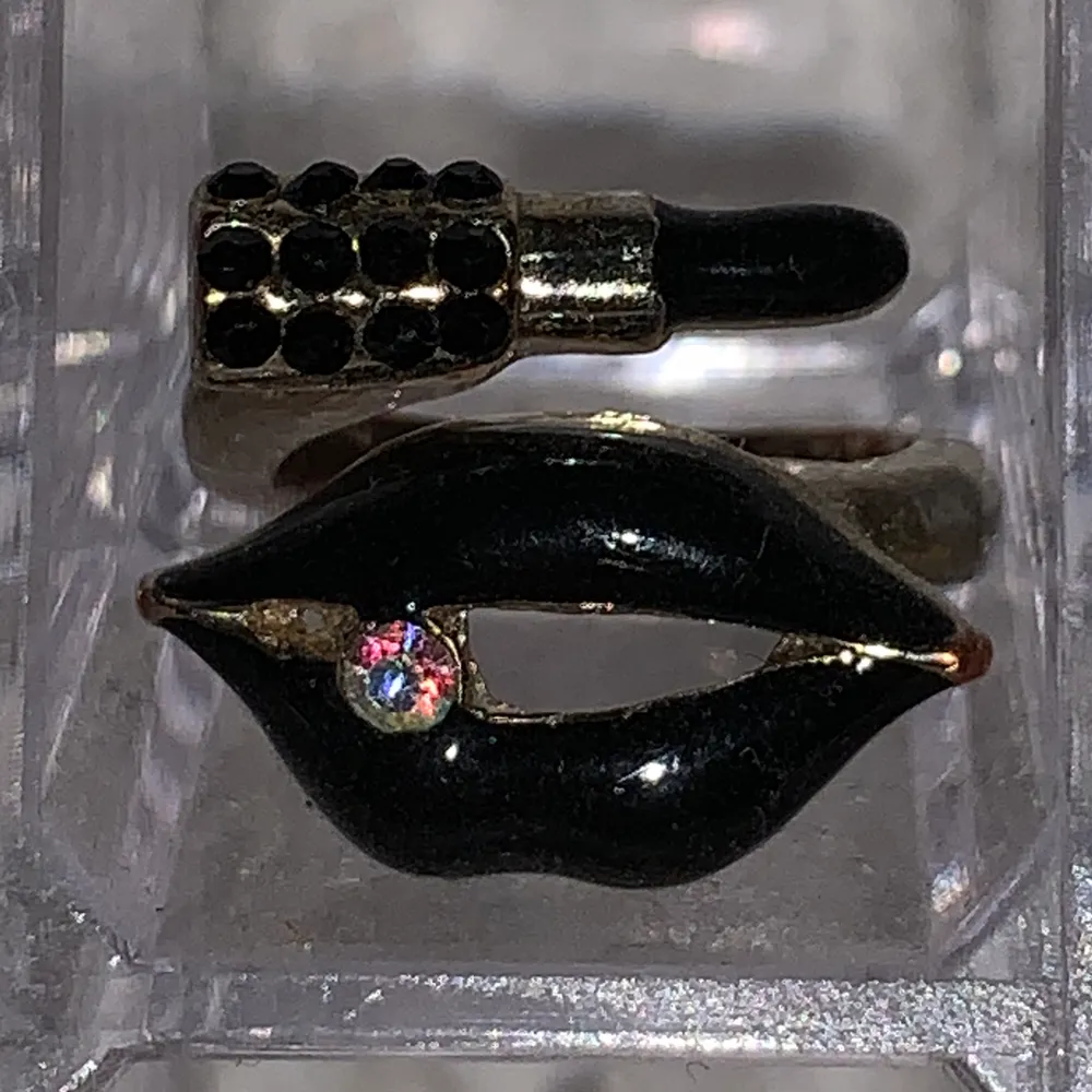 jätte cool ring, bra skick, sällan använd, ny pris 239kr, buda eller hör av er privat!  Frakt 24kr☺️. Accessoarer.