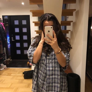 Skjortblus - Jättefin skjortblus från COS skönt material!! Blir oversized på mig då jag egentligen har S men jag gillar det. Skicket är bra