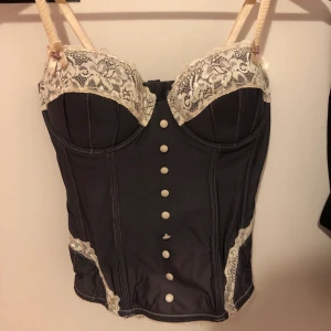 inget märke - Jättefin korsett som är thriftad, jag har dock bara prövat den. Fina spets och knappdetaljer. Knapparna är bara detaljer.Justerbara axelband.