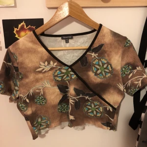 t shirt - Jättefin t shirt me plantor eller blommor på.Jätteskönt material.thriftad och croppad av mig