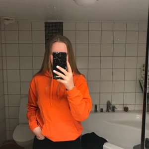 Hoodie - Helt orange hoodie från Cubus. Använt några gånger, normalstor luva. Mudden runt midjan gör så hoodien ser instoppad ut på första bilden. 