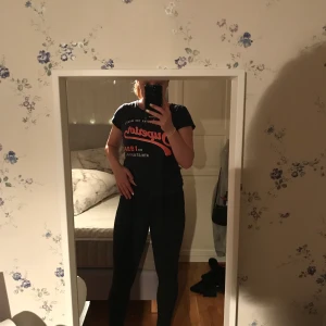 Skinny Jeans - Svarta jeans från H&M. (Små i strl). Välanvända därav är de lite urtvättade. Vet inte vad de heter men ett av ”hålen” man trär genom ett skärp, har lossnat från botten men med några stygn är de hela igen:). Köparen står för frakten, betalning via swish.