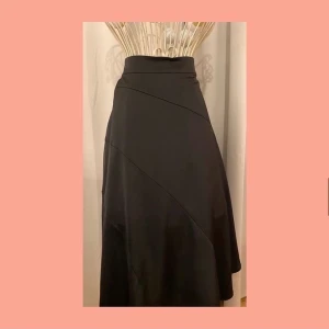 Lång silkes kjol - Superfin lång kjol som är helt oanvänd 💕 Från Vero Moda i storlek XS. Pris 100kr + frakt. 🚚