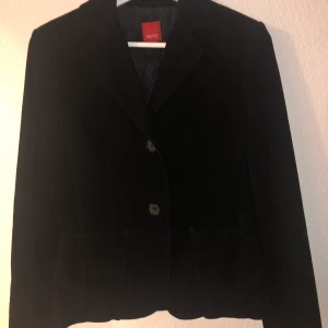 Kavaj - Svart kavaj i manchester tyg med axelvaddar från Esprit. Storlek 36. Fint skick. Köparen står för frakt!