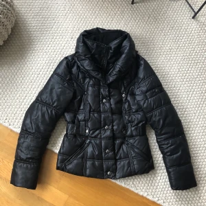 Blank dunjacka Mango  - Supersnygg, kort dunjacka från Mango i blankt material. Det är Strl S men är som en XS. 