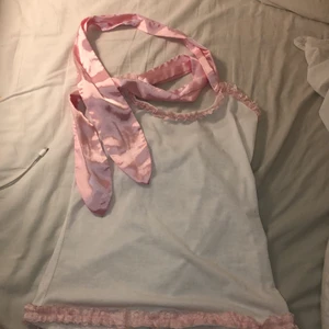 Linne - Lägger ut igen. Jättefint linne med knytning i nacken, köpt på Plick men knappt använd💕