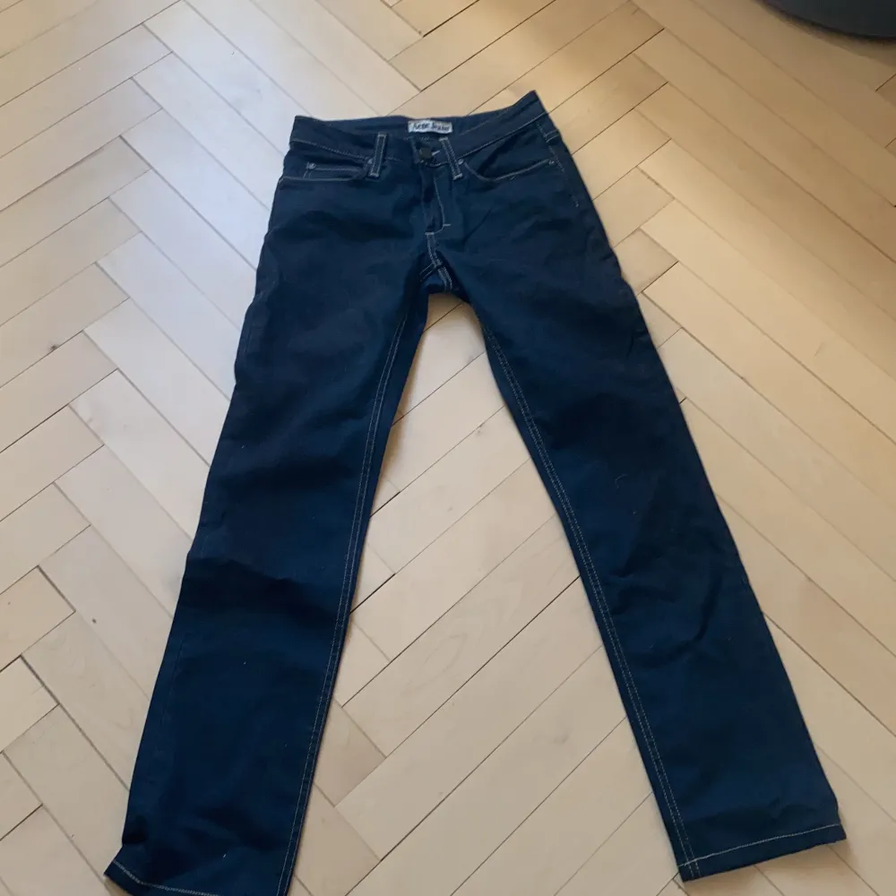 Ett par skit snygga medel höga acne jenas i en mörk/brun färg som tycvärr inte passar helt nya 💖💖💕. Jeans & Byxor.