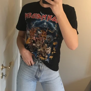 T-shirt - Cool T-shirt som knappt är använd. Storlek M men passar mig som är XS-S. Frakt tillkommer 🧡