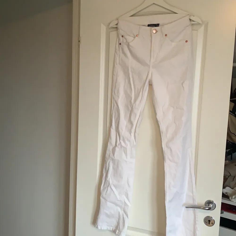 Vita jeans från kappahl storlek 34/xs . Jeans & Byxor.