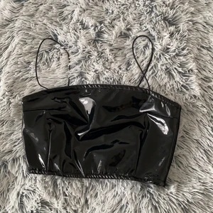 Top  - Top från madlady från Lisa Anckarmans kollektion. Använd 1 gång. På sidorna av toppen är det ett annat slags tyg så att man inte svettas, vilket är ganska vanligt att man gör i sånt här tyg!