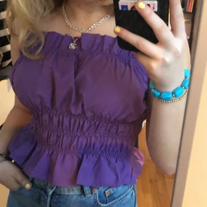 Lila topp  - Säljer detta fina linnet från gina tricot pga att det inte kommer så mycket till användning. Köpte för 250kr tror jag och säljer för 1000. Storlek 36 men passar även lite mindre och lite större då det är elastiskt. Köpare står för frakt