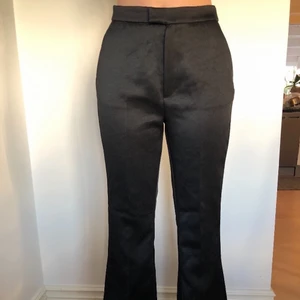 Sussi satin trousers  - Säljer dessa Gina byxorna som är i satin, köptes här på plick men passade inte mig. Jag köpte det för 300 men säljer för 200kr💕 passar en M bra (för stora för mig som är s och liten rumpa, höfter, midja) långa i benen: innerbensländen är 78 cm jag har normalt 80cm och lite lite korta men inget som syns