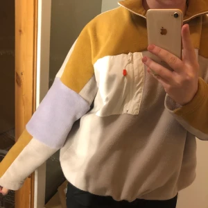 Monki kofta - INTRESSEKOLL! På denna sjuuukt snygga & sköna fleecekofta från Monki! Storlek L men oversized. Jag på bilden har storlek M. Liten fläck av målarfärg på sidan men det syns knappt! Skriv ifall ni skulle vara intresserade så skulle jag kunna sälja till ett bra pris.