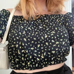 Blommig offshoulder topp - En jättefin blommig off shoulder topp från H&M som jag nu säljer då jag inte använder den längre. Den är i väldigt bra skick :)