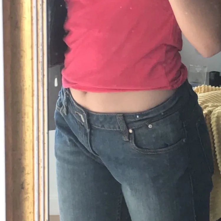 Ett par jätte bekväma low waist jeans som jag köpte på en sacondhand i sommras!!! ❤️❤️. Jeans & Byxor.