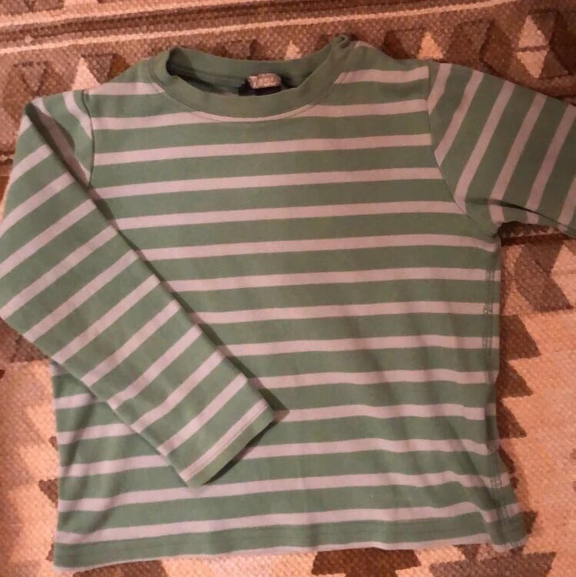 Grön/vit randig magtröja - 91