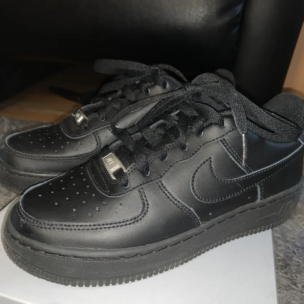 Säljer min Nike air force svarta i storlek 35,5. Säljer det  pågrund av skorna inte kommer till användning. Skorna är använda högst 3 gånger och är fortfarande i bra skick ( köpare står för frakten). Skor.