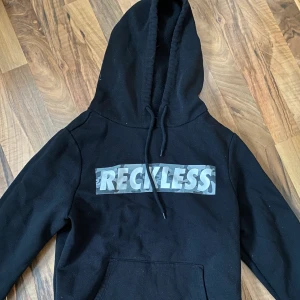 Svart hoodie - Skön svart hoodie från Newyorker. Lite nopprig men annars fint skick. 