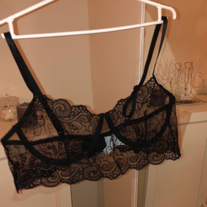 Spets topp  - Oanvänd spets-BH ifrån SHEIN i strl M. Större runt om men små kupor som passar A-B :) skriv gärna om du vill ha fler bilder med den på osv. BUD JUST NU: 150kr + frakt