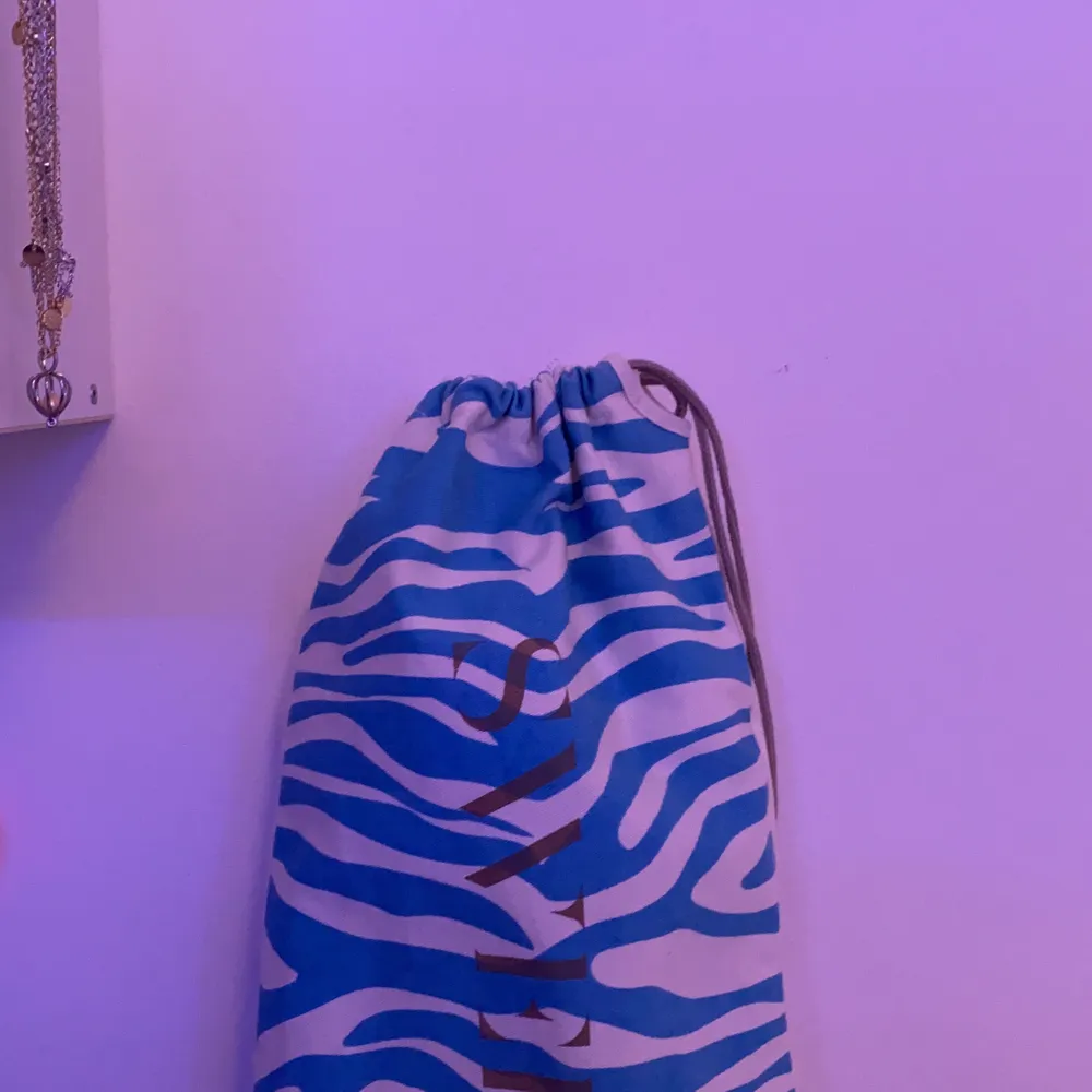 Ett par sneakers med VÄRLDENS coolaste mönster, ljusblå zebra ränder. De är oanvända. Priset kan självklart diskuteras‼️. Skor.