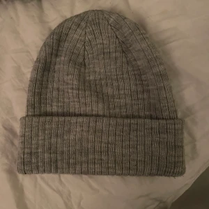 HM mössa helt ny - Ljus grå mössa med lite räfflad yta. Köpt för ganska länge sedan men helt oanvänd. Väldigt mysig pch skön kvalitet💗💗