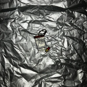 pillerburk berlock - en berlock som du kan sätta på armband, nyckelring eller vad som egentligen. Inspirerad av serien Euphoria, gjord i krympplast! jag fraktar :)