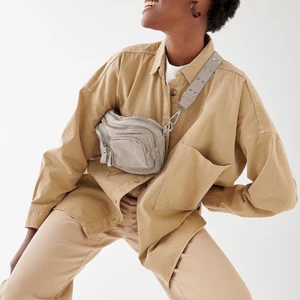 Sjukt snygga gina tricot väskor! - Säljer denna sjukt snygga väska ifrån Gina Tricot! Köpta för cirka 2 månader, nästintill oanvända och kommer inte längre till användning! 99kr+frakt!🥰 skriv vid intresse!