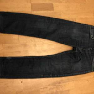 Mörkblåa Lee jeans                                                                    köpte dom för 1600