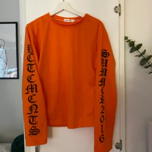Snygg orange tröja  - Kommer inte längre till användning, så otroligt fin! 🧡 Betalas med Swish, köparen står för frakten ✨