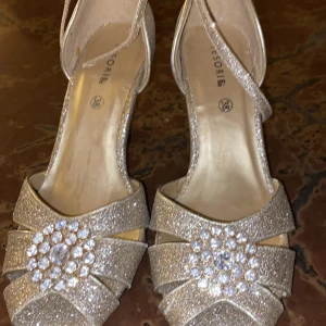 Högklackade gulliga skor -  Pepparkakor gulliga skor använda två gånger jättefina rätt så sköna 😊