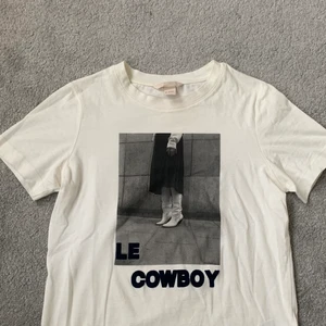 T-shirt med tryck - Vit t-shirt med tryck från h&m, nästan aldrig använd                                     Köparen står för frakten