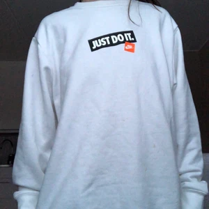 Nike tröja  - Superfin Nike tröja! Storlek S för män men passar tjejer från XS-M beroende på passform! Nypris 699kr och nu säljer jag den för 250kr inkluderad frakt!