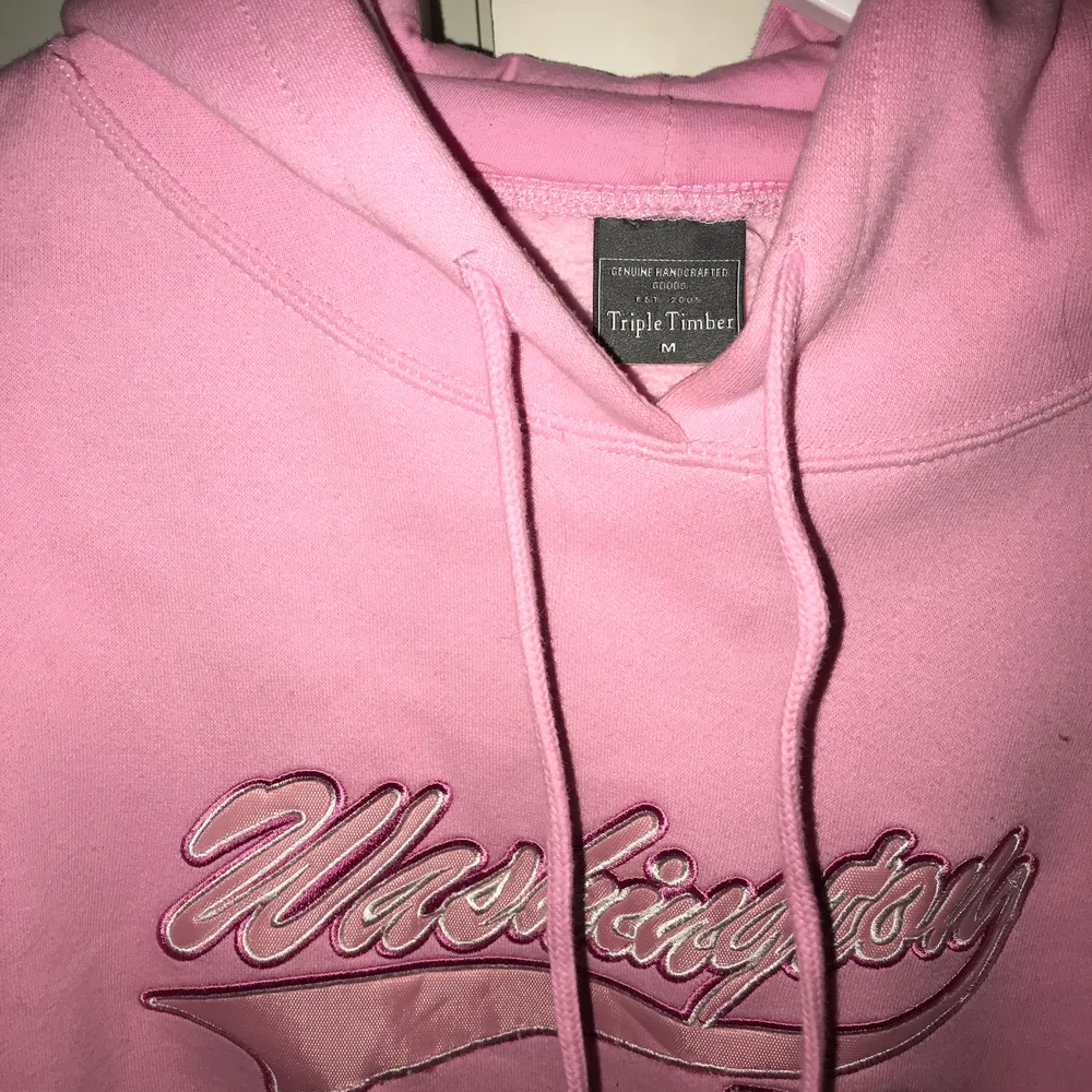 Fin rosa hoodie i lite vintage stil, mycket gott skick, knappt använd. Riktigt bekväm och fodrad intill. 150kr inklusive frakt. Vid frågor eller likande är det bara att höra av sig!😊. Hoodies.