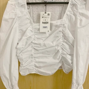 ZARA TRÖJA NY  - helt oanvänd och måste säljas pgr av flytt 