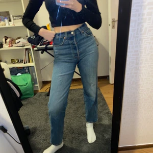 Levis Straight Ribcage Jeanse - Jättefina högmidjade Levis jeans mellanblåa som är jättesköna💕 De är i superfint skick, använda endast 1 år. Stretchigt material, sitter bekvämt. Är 166cm de går precis över anklarna. Storlek S Nypris:ca 1150kr. Buda på✨ Hör av dig vid frågor eller andra bilder. 