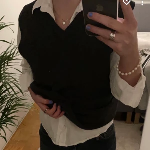 Väst  - Super snygg väst. Mörkgrå och sitter perfekt!💓 Storlek XL, alltså lite overzised, men passar mig super bra som oftast har storlek S/M💓. Hör av er i kommentarerna eller privat vid intresse eller fler bilder😚😚
