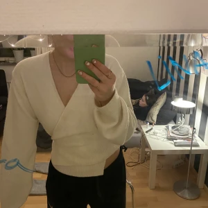 Gosig vit blus  - En söt vit blus från Other Stories. Endast använd 1 gång och är så gott som i nyskick, sticks ej och man kan justera om den lite som man önskar med banden runt midjan. Nypris: 550 säljer för 150