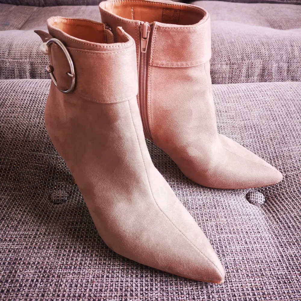 Shoes are new. 40 size. Nice nude color. Suede leather imitation. Heel 8.5cm. . Skor.