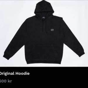 Säljer min hov1 hoodie från det allra första släppet!! Så fin och sparsamt använd ca 3 gånger🥰🥰🥰 Säljer till bra pris😍