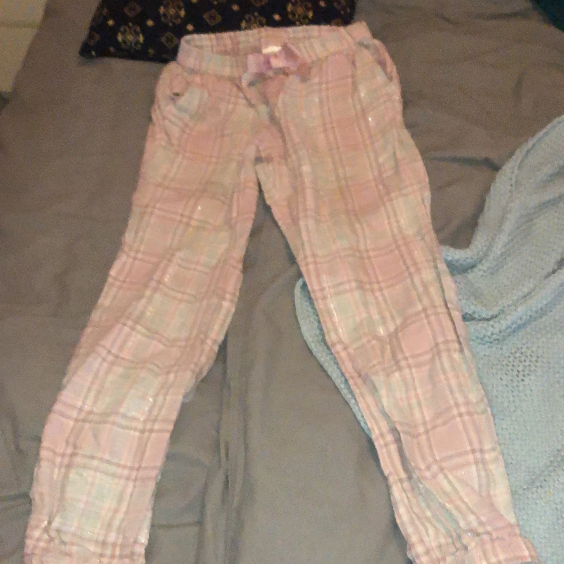 Säljer detta pyjamasbyxor som tyvärr inte går till användo hos mig:( Och liten roset i midjan.