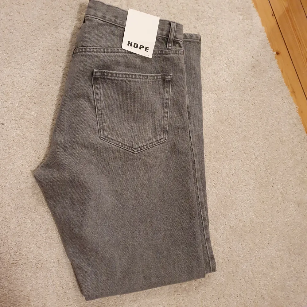 Oanvända Hope rush denim bleach grey i strl 33.                                    Slutsålda i alla storlekar, säljer pga fel storlek.. Jeans & Byxor.