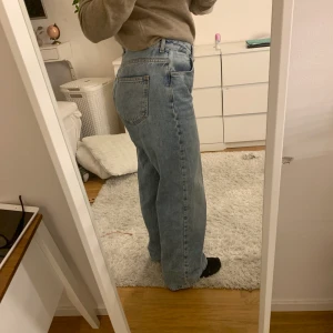Vida Jeans stl 38 - Säljer ett par oandvända vida Jeans från Bikbok i stl 38✨ Jag är 158cm och dom är för långa för mig därför säljer jag dom. Nypris 699kr men jag säljer för 200 + frakt- återkommer med frakt pris vid intresse💞 (Kan mötas upp i sthlm) Hör av dig om du vill ha mer bilder eller undrar något!🥰