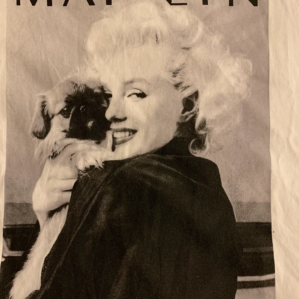 En jättefin Marilyn Monroe T-shirt från H&M. Använd fåtal gånger. Kommer ej till användning och därför säljer jag den:) priset är ej skrivet i sten!! vill gärna sälja alla kläder jag lagt ut så kika in min profil, massa fina kläder!. T-shirts.