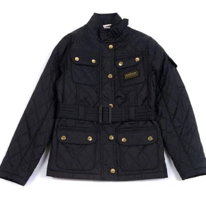 Barbour - Jag säljer denna superfina Barbour jacka, strl L i barnstorlek den är som ny då den bara är använd ca 2 gånger. Skicka PM eller skriv för fler bilder eller vid intresse!💛💛 Jag tar låga priser