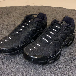Nike Air Tn - Sjukt coola o snygga nike air tn skor som är använda väldigt fåtal gånger. dom kommer ej till användning så vill gärna sälja dom. jättefint skick, ser ut som helt nya!! ny pris 1500kr. Pris är ej skrivet i sten, går att diskutera. 