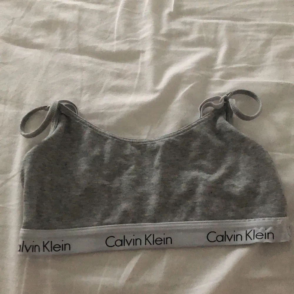 Jättefin Calvin Klein top i strl S men skulle säga att den är mer som en xs. Toppar.