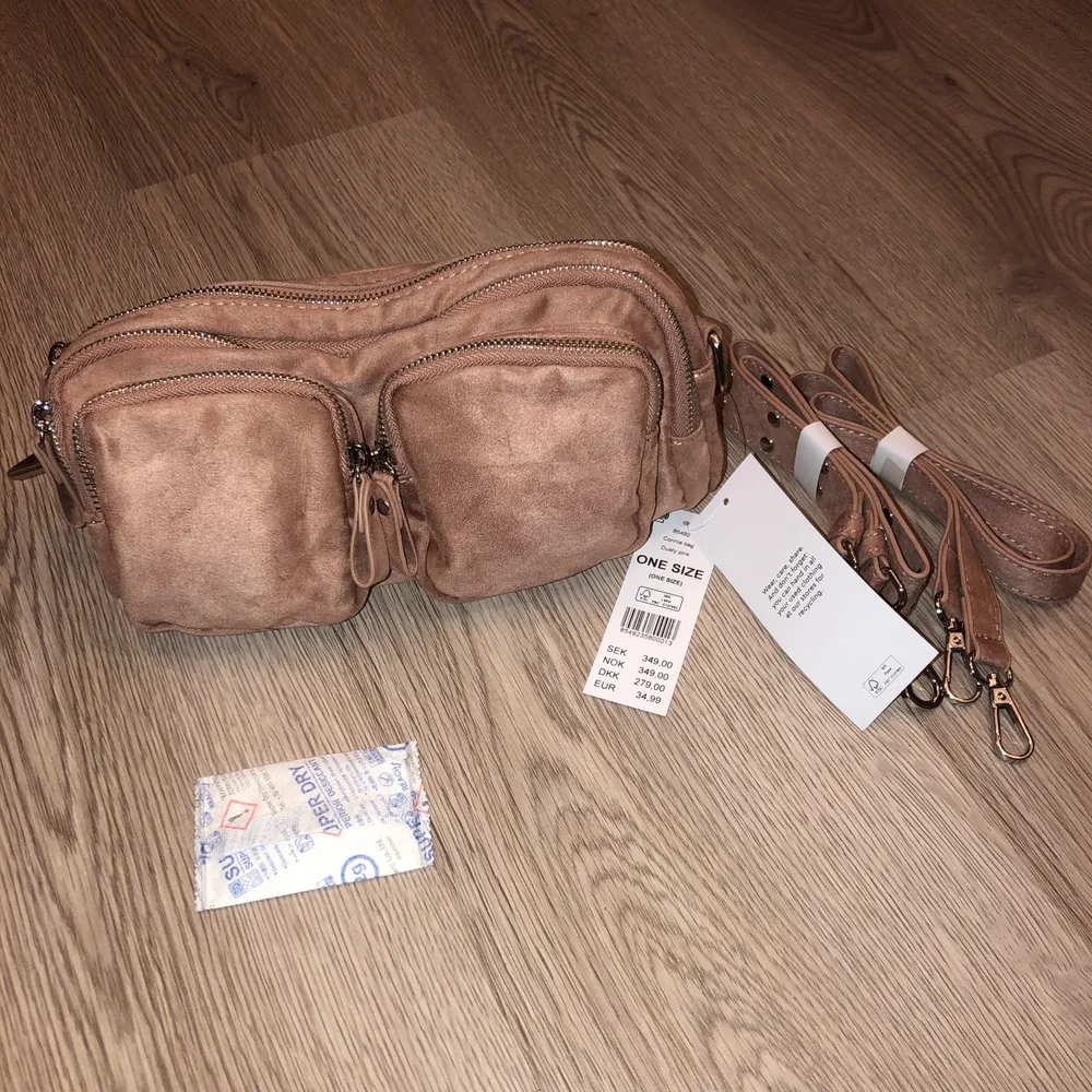 Helt ny och aldrig använd populär connie bag från Gina tricot. Aldrig använd då jag har en likadan. 🐻 nypriset är 350 men säljer denna helt nya för 240 kronor + frakten vilket är billigare än att köpa den ny!. Väskor.